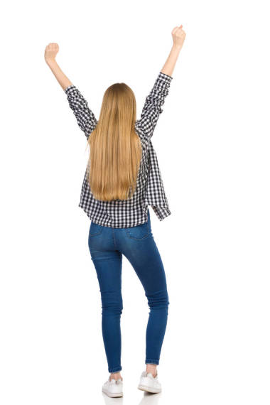 少女高舉雙臂站在那里。 后視鏡