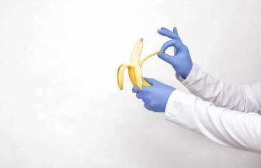 Dotkor手里拿著香蕉和剝皮 外科手術(shù)的概念，用來解剖男性包皮的狂暴、包皮的割除、陰道炎、復(fù)制空間