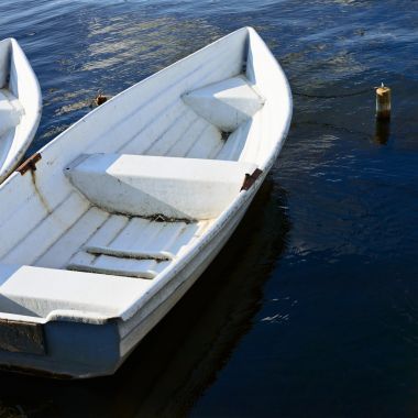 小船在水面上圖片