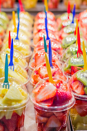 在 la boqueria 市场，巴塞罗那的水果包装