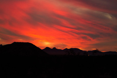 天邊紅彤彤的美國(guó)