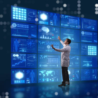 醫(yī)生在遠程醫(yī)療概念按按鈕