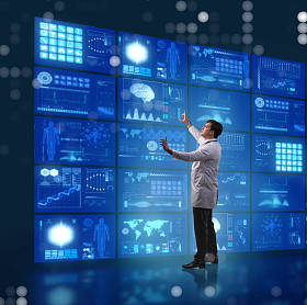 医生在远程医疗概念按按钮