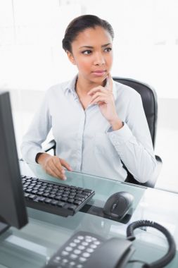 忧郁的年轻女商人视线图片 忧郁的年轻女商人视线图片