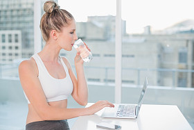 华丽竞技金发饮用水图片