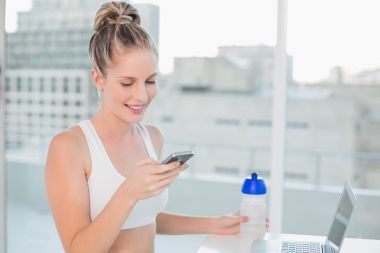 笑運(yùn)動(dòng)型金發(fā)發(fā)送文本圖片