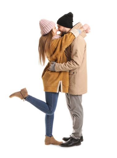 穿著白色背景冬季服裝的快樂夫妻的畫像