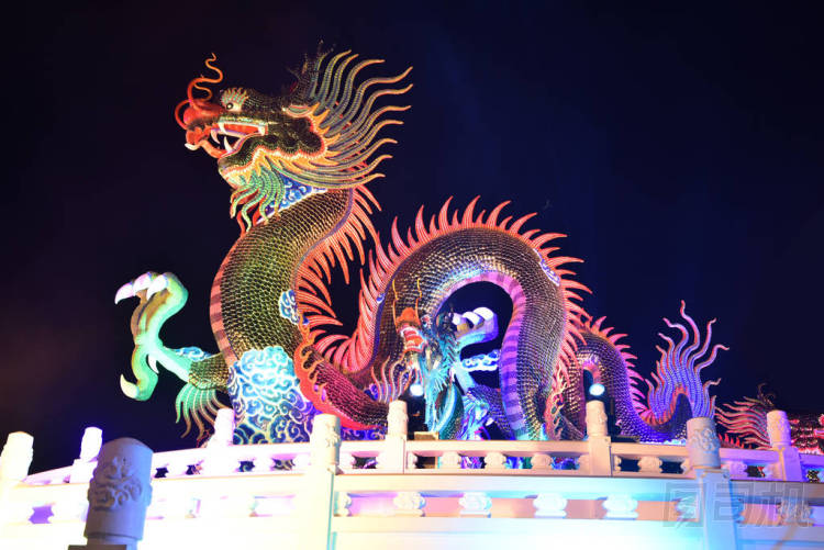 Nakhon sawan市和游客來(lái)參觀中國(guó)新疆地區(qū)