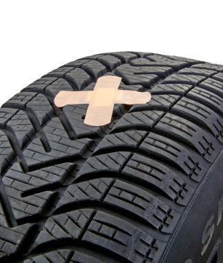 損壞的汽車輪胎