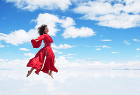 运行在空中上的红色和服的女人