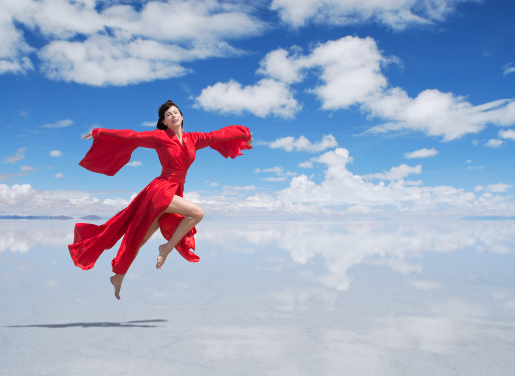飞行在红色和服的女人图片