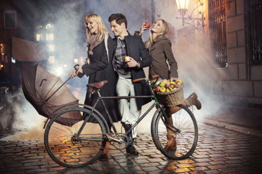 三個(gè)朋友，蘋果和自行車圖片