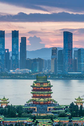 南昌腾旺亭台，是中国著名的夜景馆之