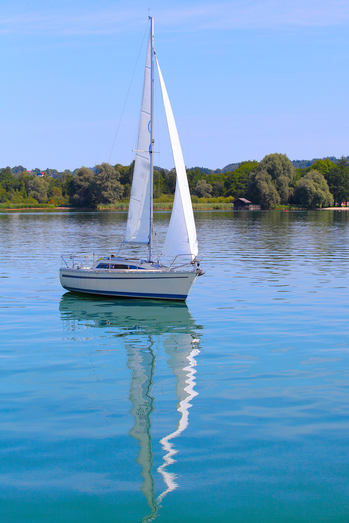 在清晨在山上的湖上扬帆的船 在清晨在山上的湖上扬帆的船