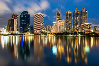 反映了城市景观照明到了晚上，曼谷