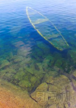 躺在底部的一艘船的殘骸圖片