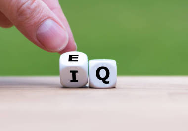 Rolling dice by hand changes the expression of Iq