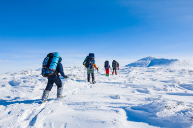群游客冬季平原間行走