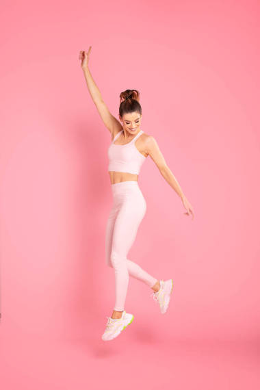 运动的女人在工作室锻