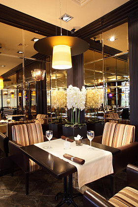 在欧洲风格的豪华餐厅图片