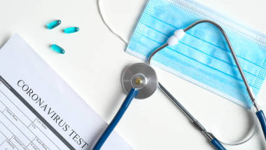 驗(yàn)血的概念。 實(shí)驗(yàn)室桌上有驗(yàn)尸、藥丸、聽(tīng)診器和呼吸面罩。 2019-ncov生化分析。 武漢中國(guó)禽流感病毒爆發(fā)