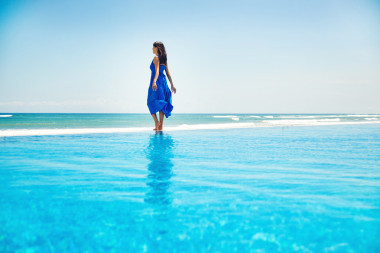 女人站在無限的水-自由概念