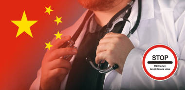 新型科羅那病毒男性藥物治療醫(yī)生手拿聽診器在胸前拍特寫。 醫(yī)生在等病人