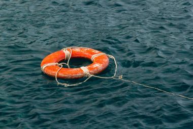 紅色救生圈在水中