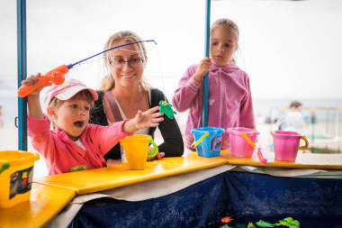 兩個(gè)姐姐和媽媽在船槳池里釣