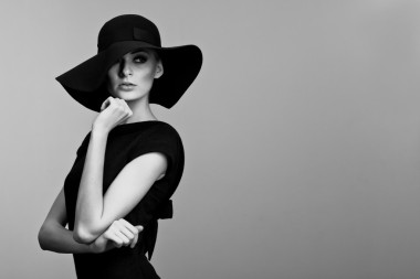 黑色和白色的優(yōu)雅女人的畫(huà)像圖片