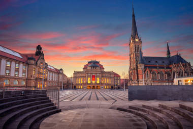 德國Chemnitz 。 美麗日落時德國Chemnitz與Chemnitz Opera和St. Petri Church的城市景觀圖像