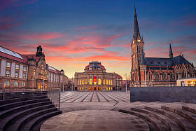 德国Chemnitz 。 美丽日落时德国Chemnitz与Chemnitz Opera和St. Petri Church的城市景观图像