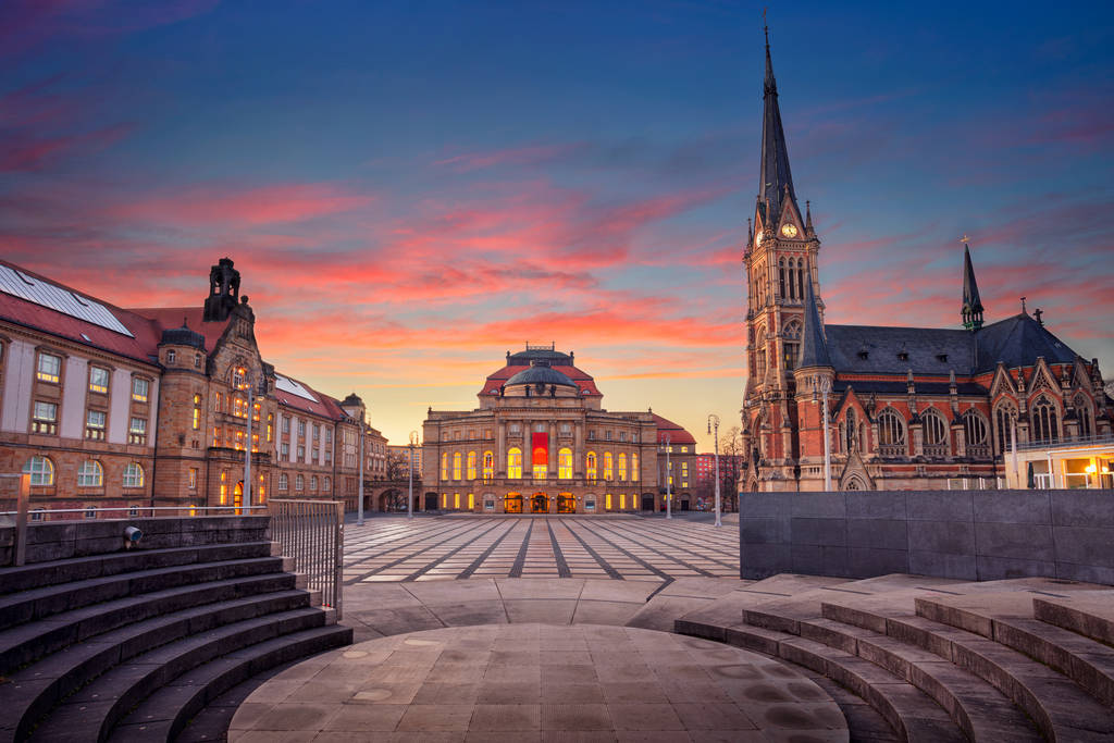 德国Chemnitz 。 美丽日落时德国Chemnitz与Chemnitz Opera和St. Petri Church的城市景观图像