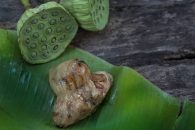 宗子或中國(guó)傳統(tǒng)的糯米餃子，用香蕉葉包裹，用蓮子裝飾