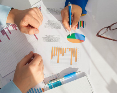 男性的手，指著業(yè)務(wù)文檔在會(huì)議討論期間的形象