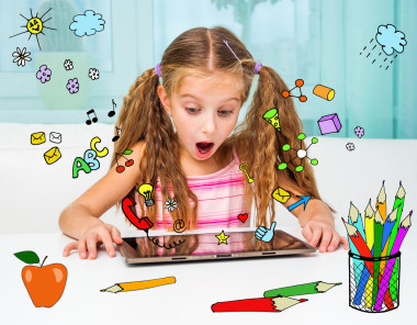 小女孩和她神奇的平板電腦圖片