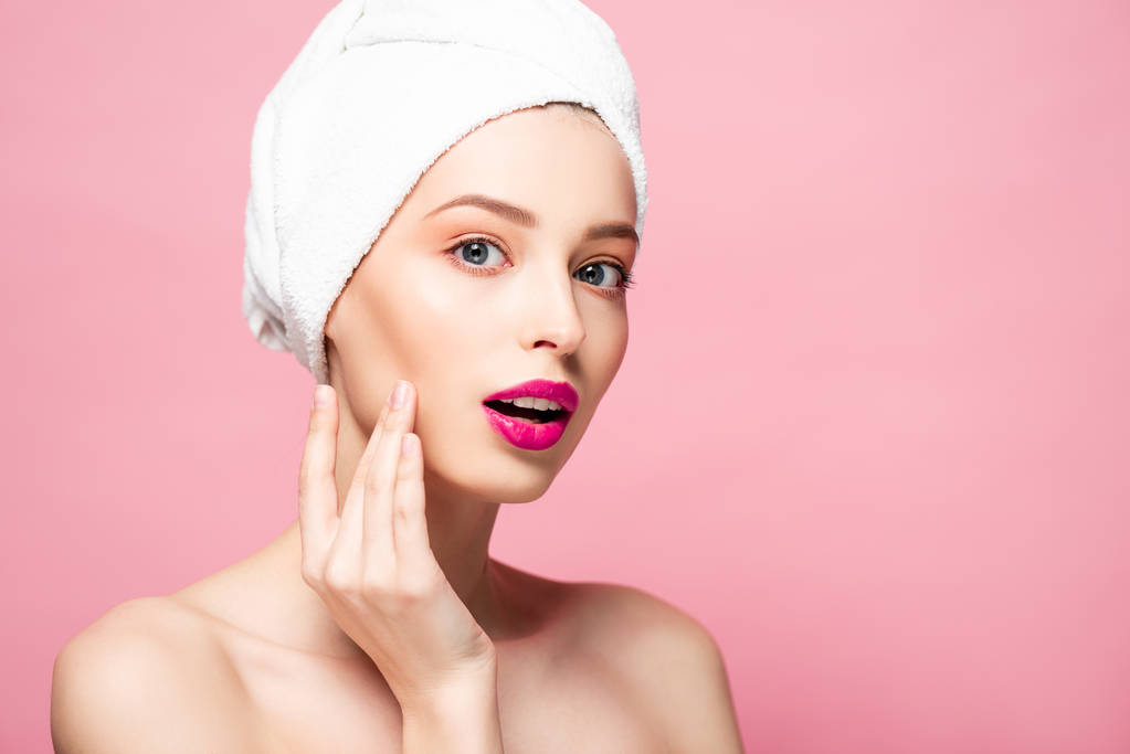 裸女惊讶地穿着白毛巾孤立在粉色上 裸女惊讶地穿着白毛巾孤立在粉色上