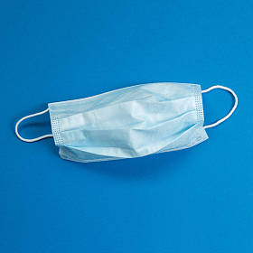 蓝色背景的医疗面罩