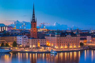 晚上在瑞典首都斯德哥爾摩老城區(qū)的 gamla stan 的 Riddarholmen 風(fēng)景