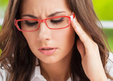 思考，疲勞或生病與頭痛的女商人