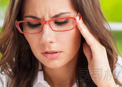 思考，疲勞或生病與頭痛的女商人