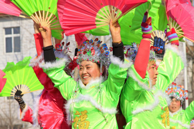 人們穿著五彩繽紛的衣服，揚科舞表演在20世紀40年代
