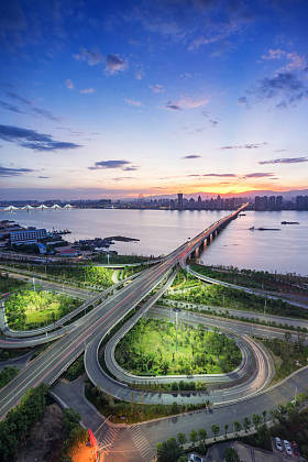 在夜幕降临上海互通式立交桥和高架的路