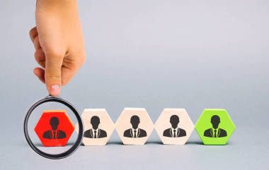 木块上有工人的形象. 公司人事管理的概念. 解雇团队中的员工。 降职。 坏工人。 裁员。 人力资源。 降