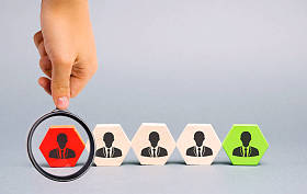 木块上有工人的形象. 公司人事管理的概念. 解雇团队中的员工。 降职。 坏工人。 裁员。 人力资源。 降