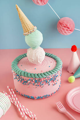 男孩和女孩带着冰激淋蛋筒的生日蛋糕，派对用 