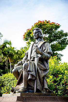 Homage to Christopher Columbus, discoverer of America, who lived in Fonchal in 1475, 1480 and 1492. It was founded in 1940 by Henrique Moreira. This is Santa Caterina Park in Funchal
