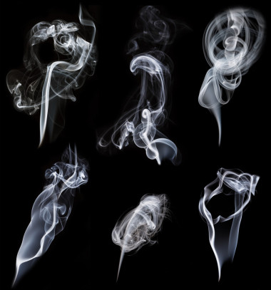 在黑色背景上抽煙一套