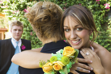 十幾歲的女孩擁抱最好的朋友