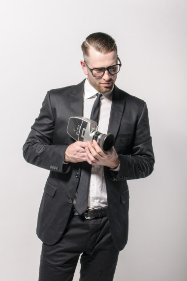 很酷的年轻人举行相机